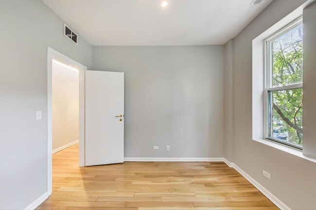 Building Photo - Gorgeous 2 Bed, Plus Sunroom/Office, 1 Bat...