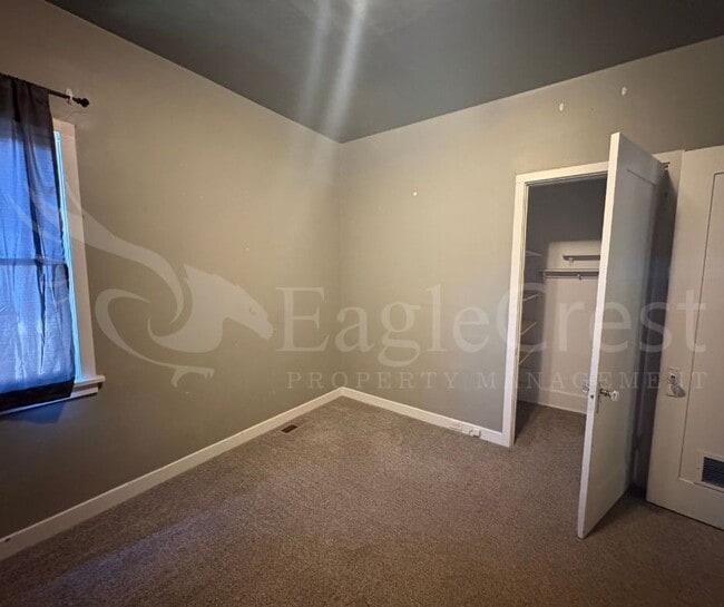 Building Photo - Large 8-Bedroom Home Across from Whitman College – Lawn Care Included