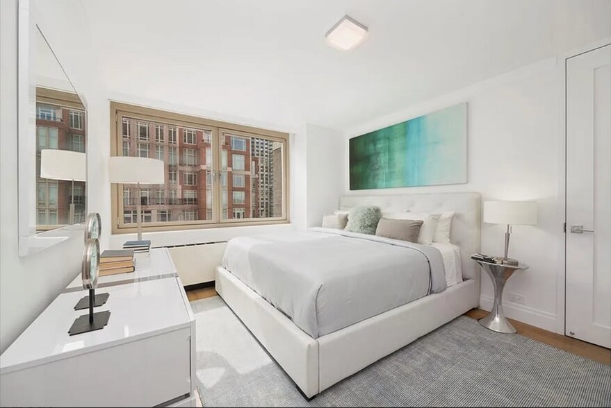 Building Photo - 121 E 39th St