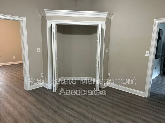 Building Photo - 206 W Tinsley St