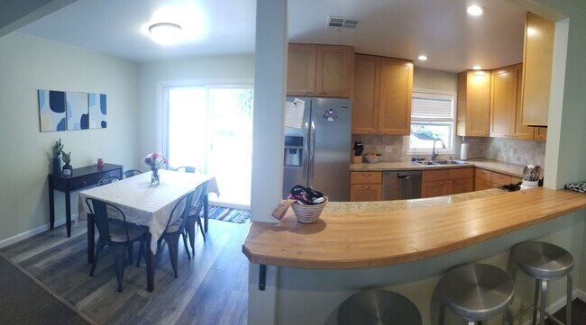 Building Photo - Immaculate 5 Bedroom 3 bath home with beautiful hill views!