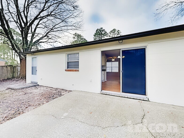 Building Photo - 2718 Pinewood Blvd N