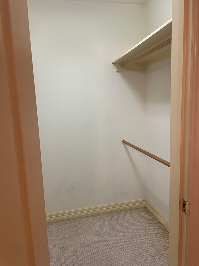 Building Photo - 617 N State St