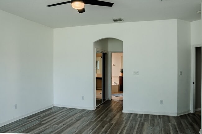 Building Photo - 1557 Amaryllis Cir