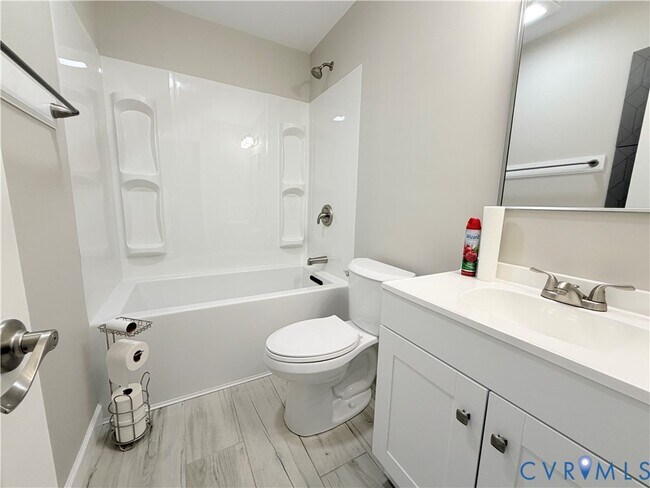 Building Photo - 526 Roslyn Ave