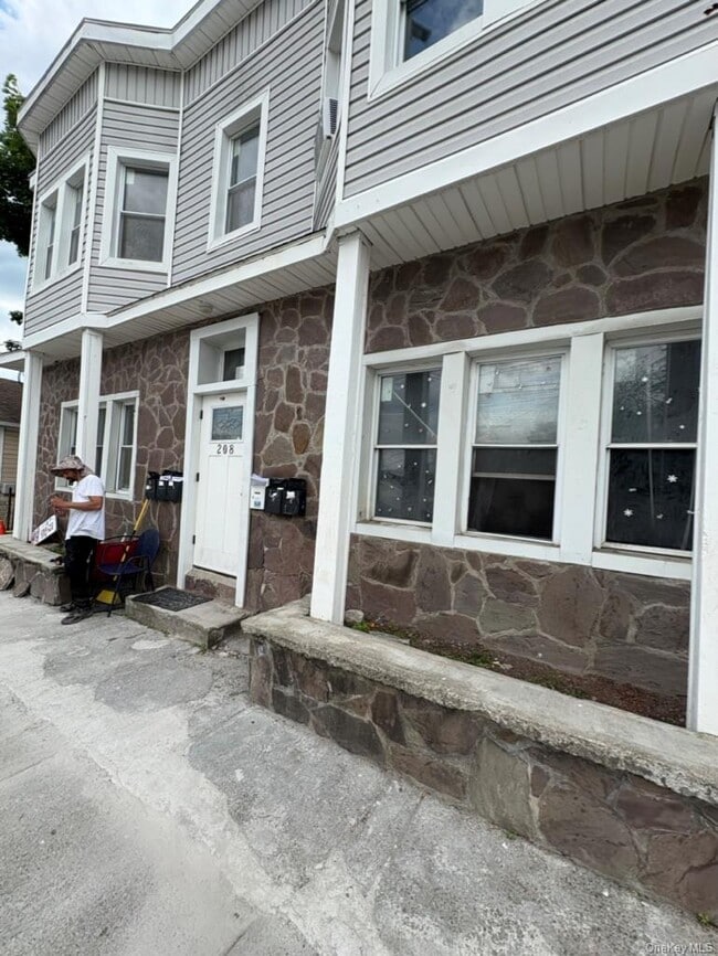 Building Photo - 208 Main St