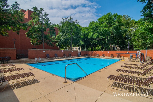 Building Photo - 901 S Plymouth Ct