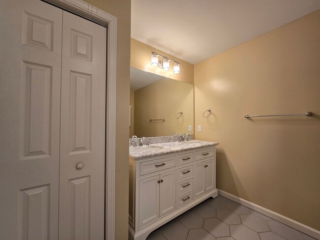 Building Photo - Super, Renovated 3 bed 1 bath! Available Now!