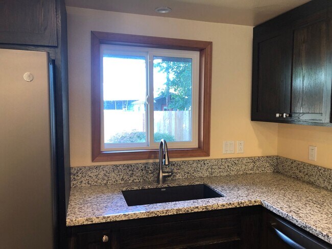Building Photo - 3 bedroom 2 bathroom house in Thurston!