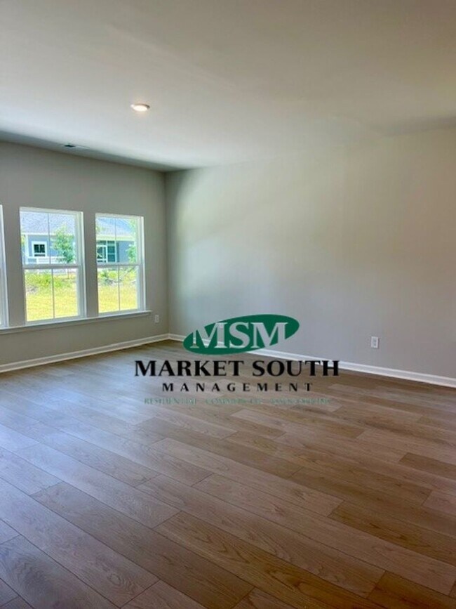 Building Photo - 114 Binscombe Ln