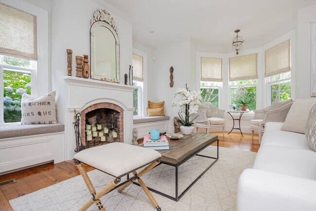 Building Photo - 135 Meeting House Ln