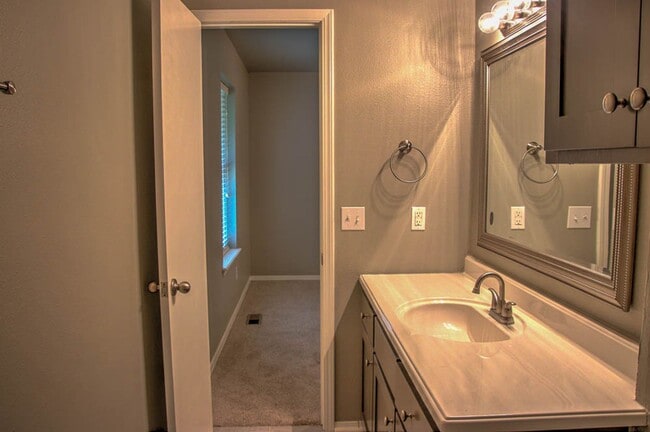 Building Photo - Bixby 3 bed 2 bath in Bixby schools