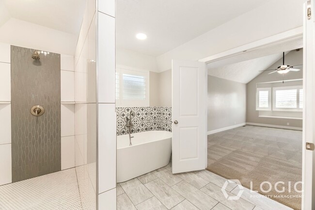 Building Photo - Stunning Fully Renovated Single Family Home!
