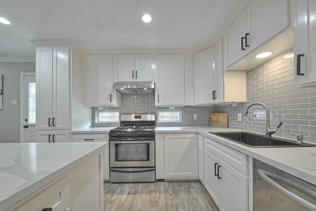 Building Photo - 2210 Saxon Dr