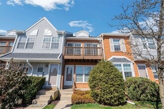 Building Photo - Beautiful 2 Bedroom, 1 Bathroom Condo In W...