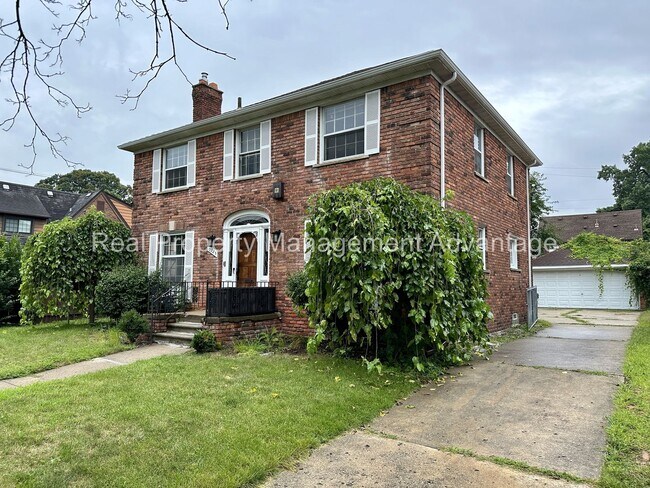 Building Photo - Charming Colonial-Style Home in the Desira...