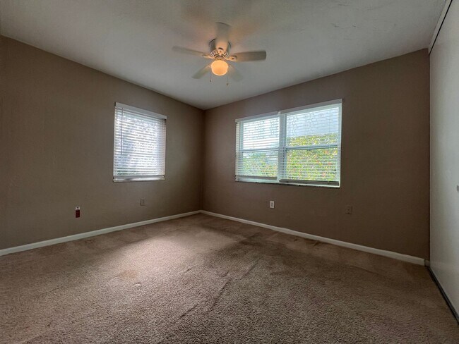 Building Photo - $1,450 ** Annual Lease ** 2 Bedroom / 1 Ba...