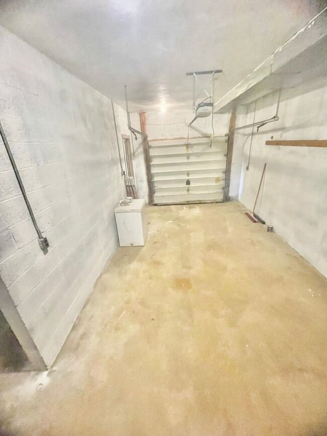 Building Photo - UPDATED 2 Bed 2 Bath-Pittsburgh Pa