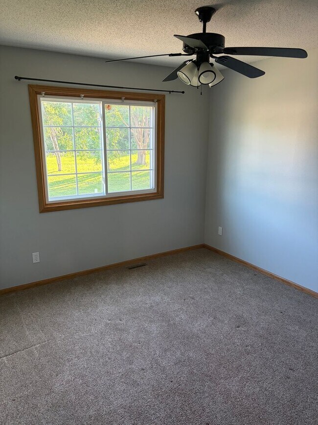 Building Photo - HUGE 3 Bed Home for Rent!