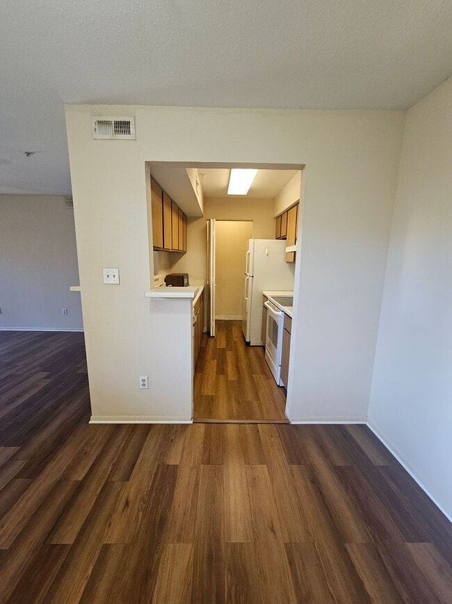 Building Photo - 1 Bedroom/ 1 Bath 3rd Floor Condo In Village Creek