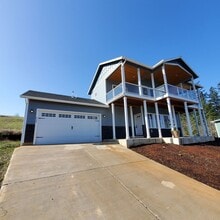 Building Photo - Dog friendly Lakeview 3 Bed: 2Bath w/2 Car...
