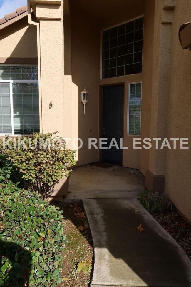 Building Photo - Lakefront 4 bedroom, 3 bath, 3 car  in the Lakeside Community