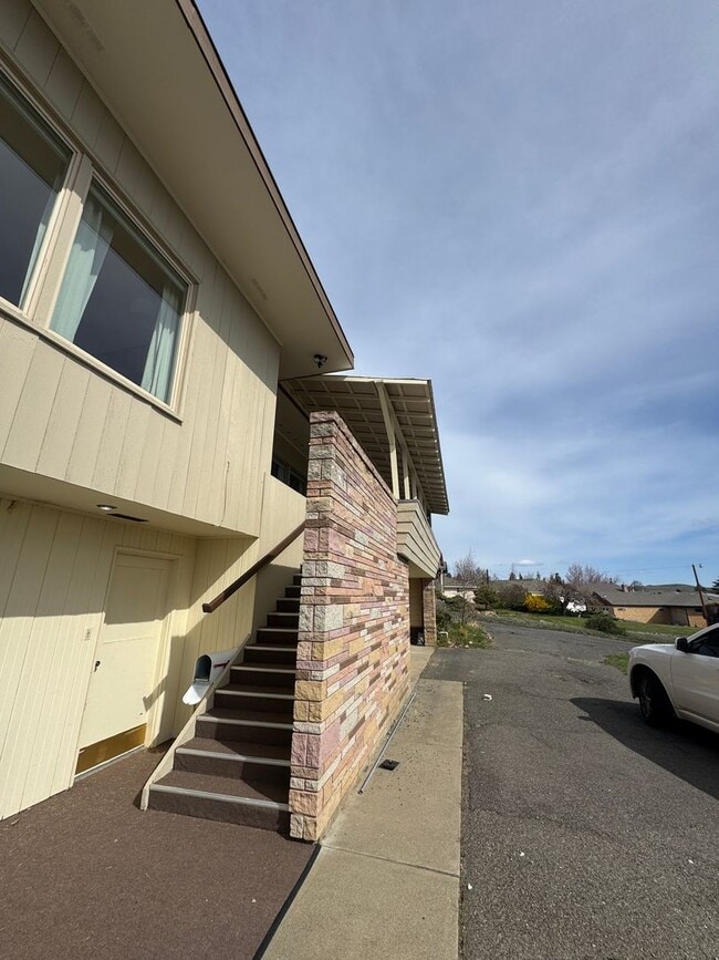 Building Photo - Move in special-HALF off first month's rent!