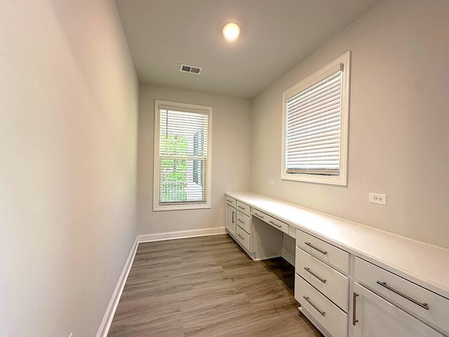 Building Photo - SPACIOUS TOWNHOME