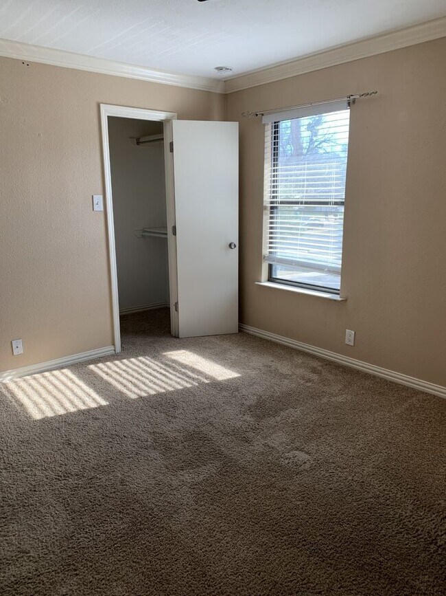 Building Photo - 716 W Mulberry St