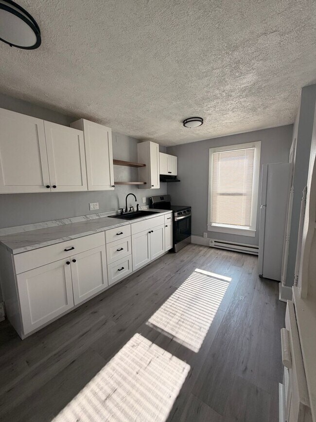 Building Photo - 2 bedroom available for a move right away!