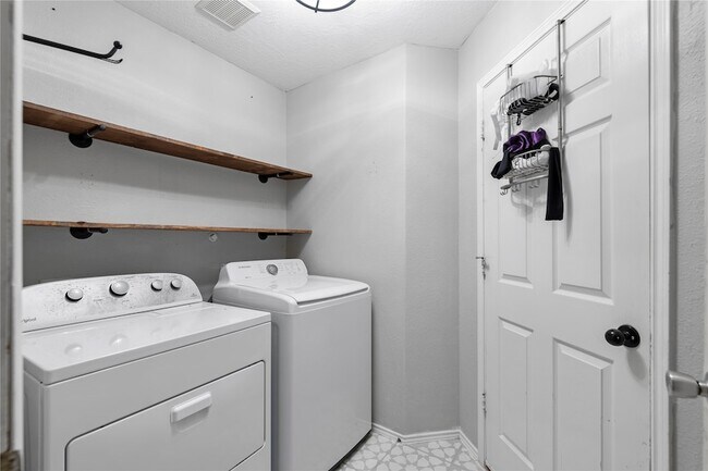 Building Photo - 10819 Redwood Dr