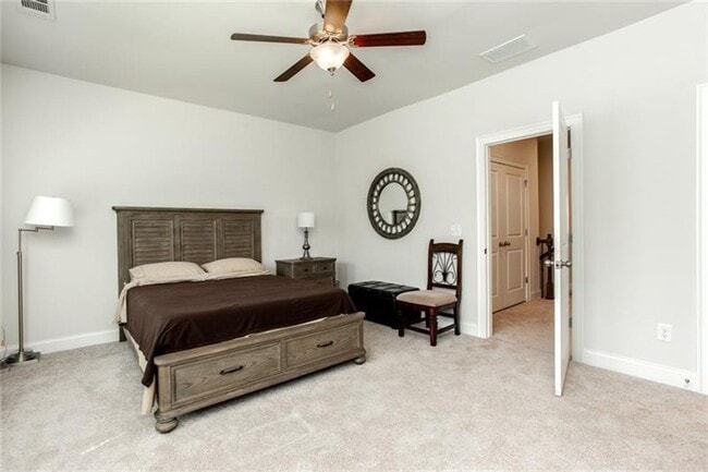 Building Photo - Large 3 Bedroom Luxury Townhome on Silver ...