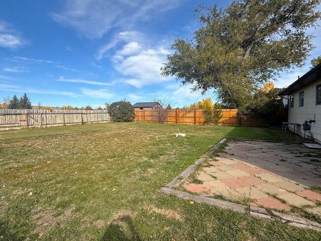 Building Photo - 3 Bedroom House w/ Garage