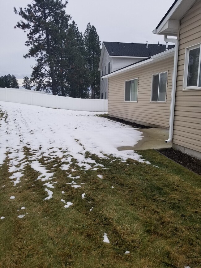 Building Photo - Beautiful Single-Level Living in a Desirable Spokane Community - New pictures coming soon!