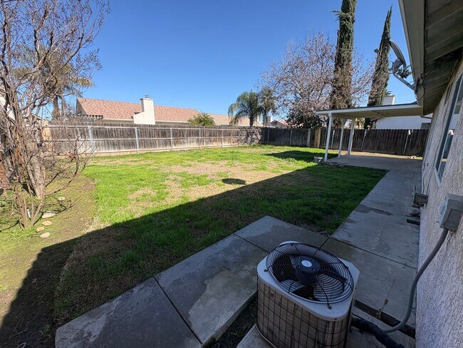 Building Photo - SE Visalia home Rent Ready!