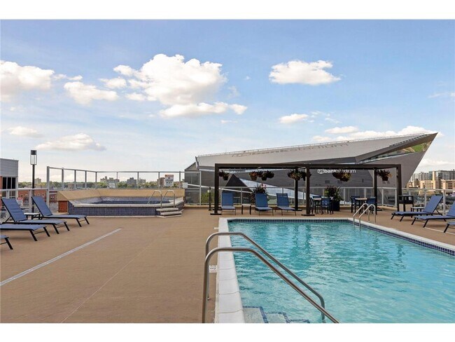 Building Photo - 215 10th Ave S