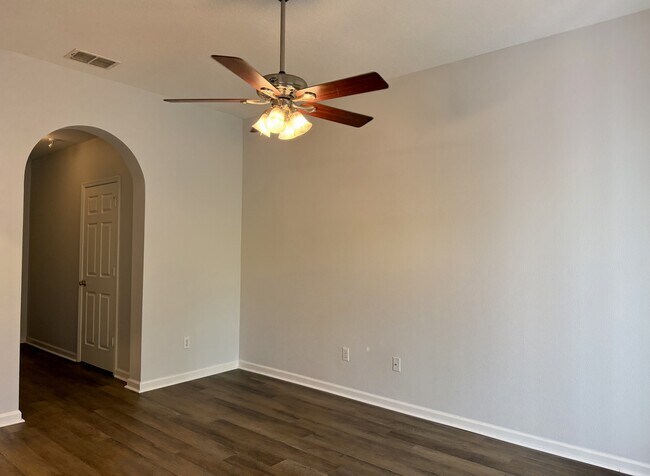 Building Photo - 823 Pine Pointe Ln