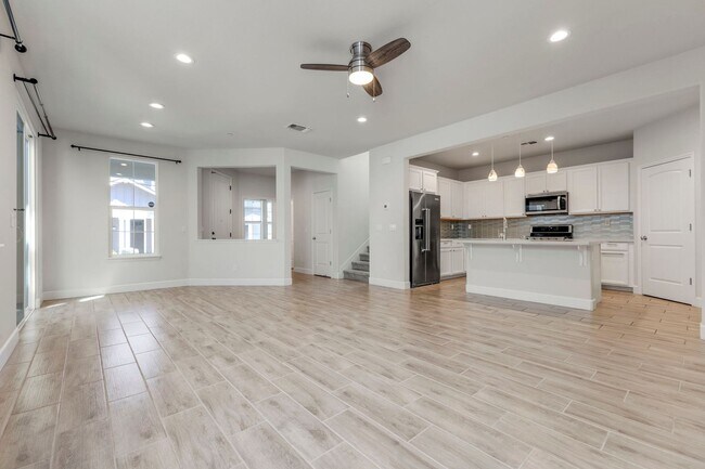 Building Photo - 3 Bed, 3 Bath East Garrison