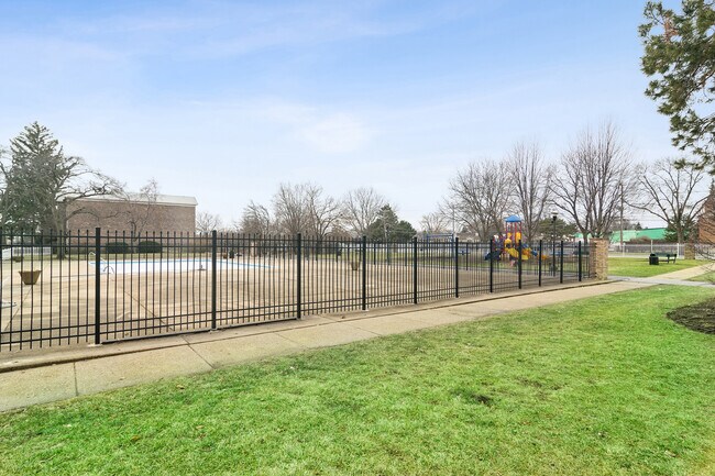 Building Photo - 1633 N Windsor Dr