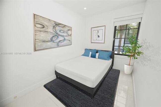 Building Photo - 733 Michigan Ave