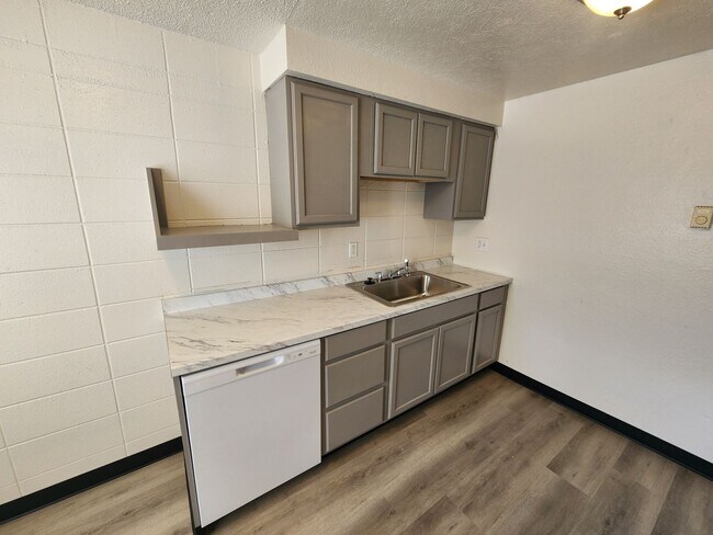 Building Photo - Remodeled 2 Bedroom Apartment