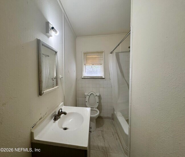 Building Photo - 5420 Leaming Ave