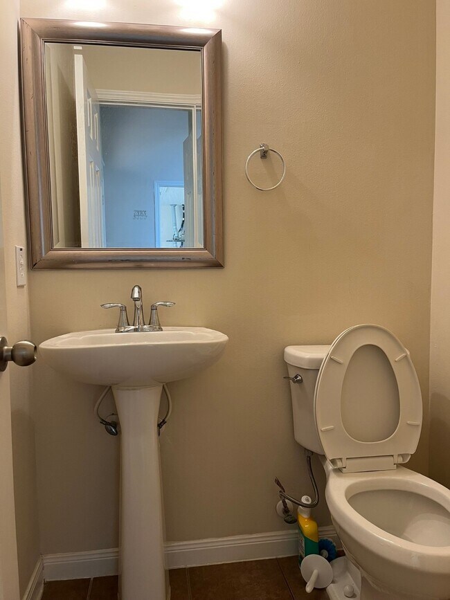 Building Photo - 21650 Falvel Sunset Ct