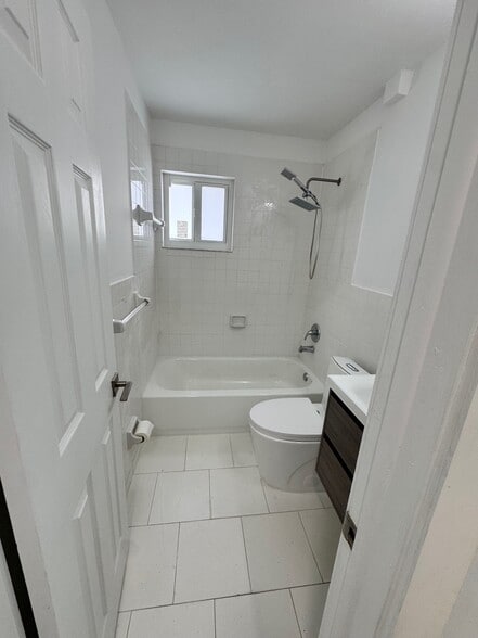 Secondary Bath - 8434 SW 38th St