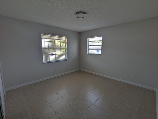 Building Photo - 4552 SE Ontario Dr