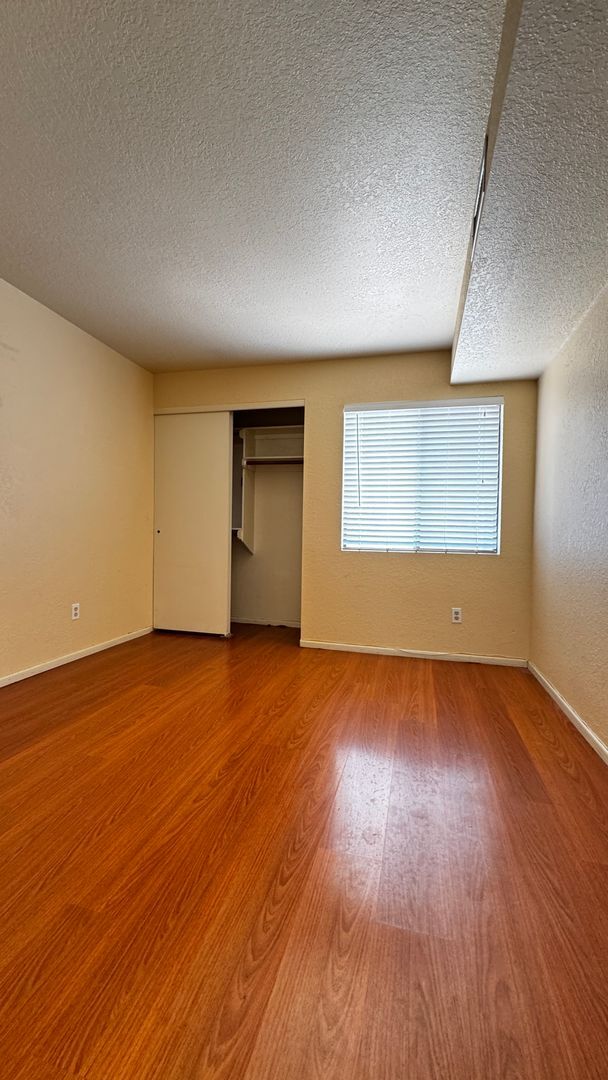 Building Photo - Central (Ft Lowell and Columbus) 2 bed, 2 ...