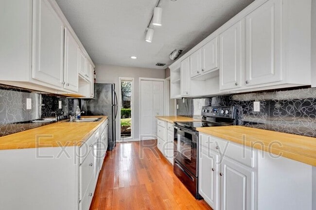 Building Photo - 18 Berrywood Dr