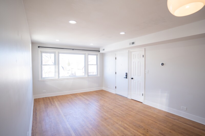 Building Photo - 5735 W Addison St