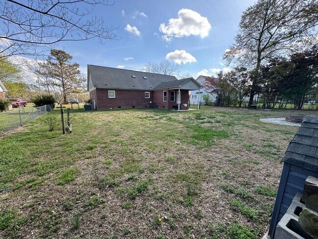 Building Photo - 4 bedroom 3 Bath Home
