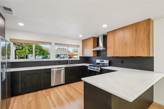 Building Photo - 12907 Water Mill Cove